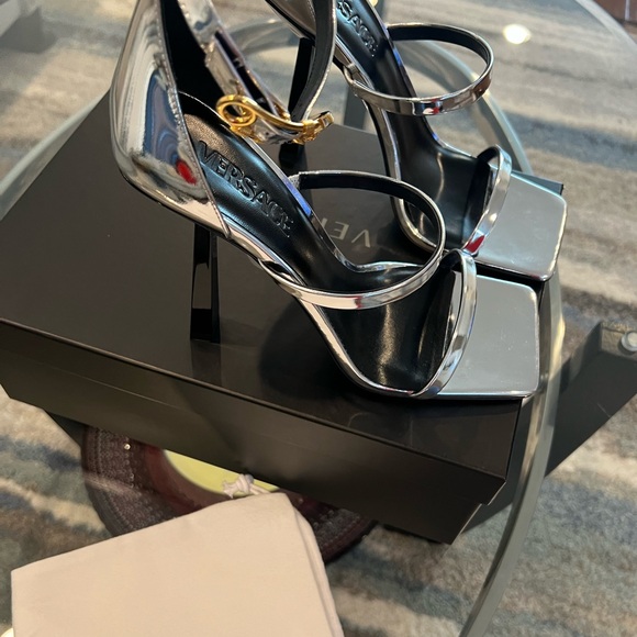 Brand New Versace Sandals Size 39. Comes with Box and Dust Bag. - Picture 6 of 8